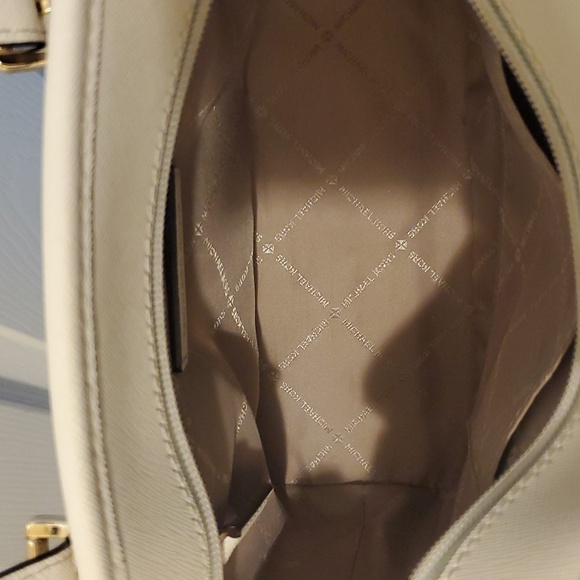 MICHEAL Micheal Kors Jet Set Tote - Picture 9 of 16